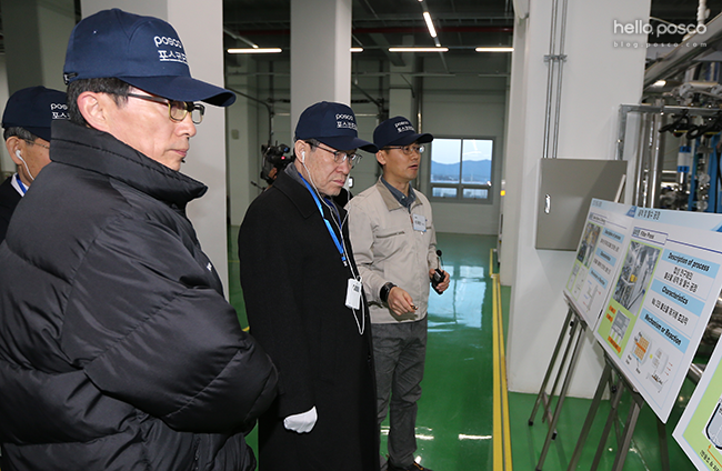 posco 권오준 회장과 직원들의 모습이 보이고있다.