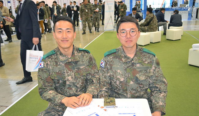 포스코 채용 부스를 찾아준 남성 전역예정장교들의 모습