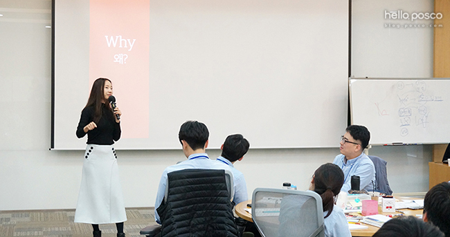 ‘기획의 정석’ 저자인 박신영 강사님이 효율적 업무에 필요한 기획력에 대한 강의를 하고 있는 모습