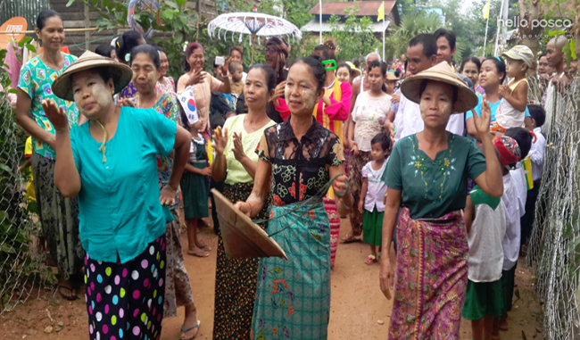 미얀마 주민들의 모습