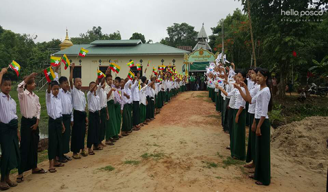 미얀마와 한국 국기를 흔드는 미얀마 사람들