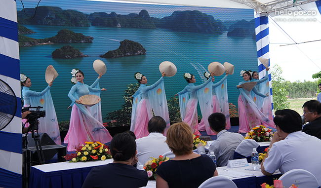 기념 공연에서 베트남 춤을 추는 사람들