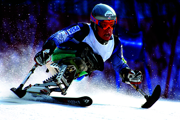 패럴림픽(국제 신체장애인 체육대회)의 좌식 스키의 생생한 모습