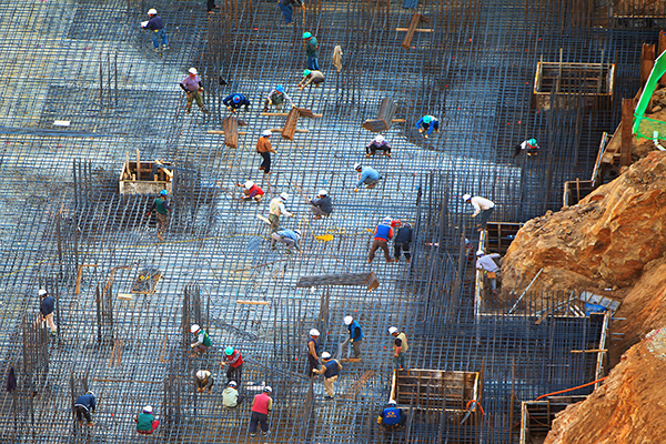 건설현장에서 철근 작업을 하는 많은 사람들의 모습