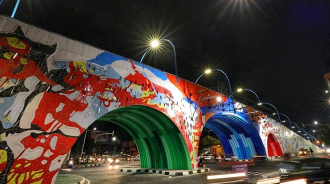 인도네시아 반둥시에 위치한 Antapani Flyover. 평산에스아이는 포스코 구조연구그룹과 인도네시아 대표법인의 지원으로 인도네시아 반둥시 도심 교차로에 파형강판을 초도적용하는 성과를 거뒀다.