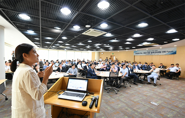 철강솔루션마케팅실 이승은 박사가 강건재 고객사를 대상으로 '강건재 스마트 플랫폼'에 대해 설명했다.