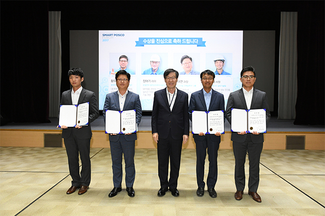 포스코가 7월 19일 포스코센터에서 Smart POSCO Forum 2017을 개최하고 우수 Smart 과제를 시상했다. 사진 왼쪽부터 포스코에너지 설비기술팀 지상배 사원, 포스코건설 건축솔루션그룹 금대연 과장, 권오준 회장, 포항 열연부 신길용 PCP(대리수상), 광양 후판부 황두환 과장.[사진=홍성훈 홍보실]