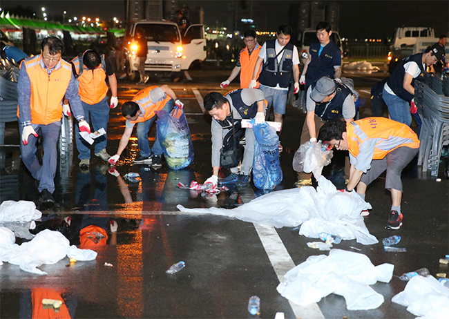 지난 29일 밤 포항국제불빛축제가 끝난 후, 포스코패밀리 봉사단 400여 명이 포항운하관 주차장부터 형산교 다리 밑에 이르는 구간에 버려진 오물을 말끔히 수거하고 있는 모습.