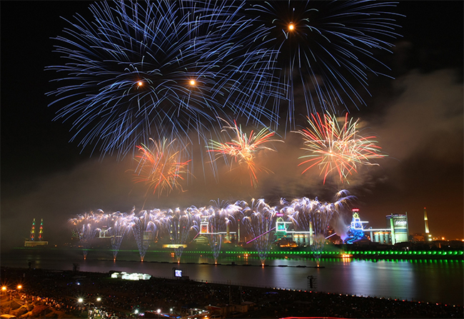  2015년 포항제철소를 배경으로 형산강 일대에서 펼쳐진 '포항국제불빛축제'의 모습.