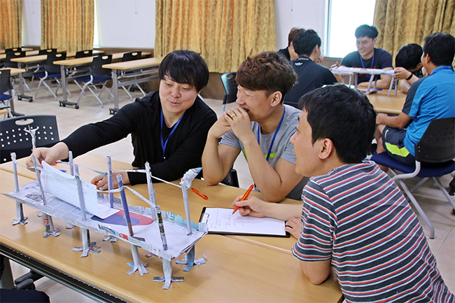  SNNC의 현장 저근속 직원들이 가나안농군학교에서 열린 직업의식 함양 교육에서 '친환경 농장 가꾸기', '종이만 이용해서 다리 만들기' 등의 활동에 참여하고 있다.