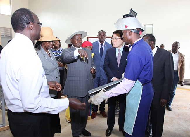 7월 11일 이강가에서 열린 직업훈련학교 완공식에 참석한 무세베니(Yoweri Kaguta Museveni) 우간다 대통령(왼쪽에서 세번째)이 현장을 돌아보며 산업화를 통한 국가경제발전의 중요성을 강조했다.