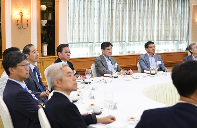  권오준 회장과 해외장학생회 출신 교수 19명이 송재용 서울대 교수의 ‘한국기업의 패러다임 대전환’ 강연을 경청하고 있는 모습. [사진=홍성훈 홍보실]