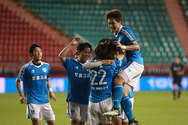 포항제철고 축구부가 8월 3일 K리그 U-18 챔피언십에서 우승을 차지했다. 경기장에서 결승골을 터트리고 기뻐하는 선수들