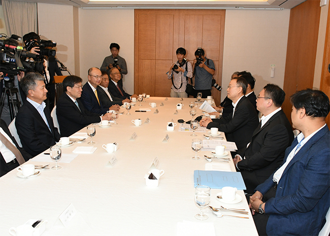 권오준 한국철강협회 회장을 비롯한 회원들이 8월 30일 백운규 산업통상자원부 장관과 '철강업계 상생협력 간담회'를 가지는 모습