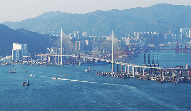 홍콩의 스톤커터교(Stonecutters Bridge)와 컨테이너 항구  