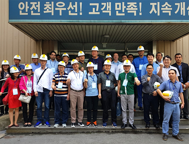  '2017년 현지직원 신임부장 과정' 교육생들이 포항제철소 견학 중 기념촬영을 하고 있다.