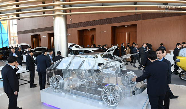 행사 참가자들이 포스코의 신소재 마그네슘강판이 적용된 차세대 전기차 컨셉 차체 모형을 관람하고 있다