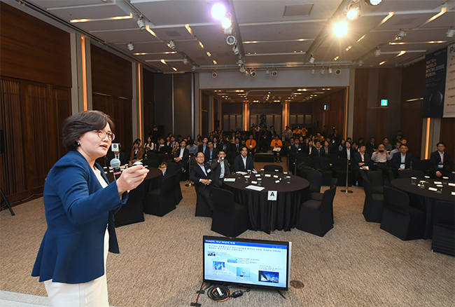 포스코 박미화 정보기획실장이 신라호텔 영빈관 루비홀에서 '새로운 50년을 향한, 스마트 포스코의 도전'을 주제로 발표를 하고 있는 모습 