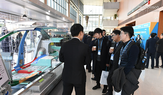 관람객들이 포스코그룹의 전기차 역량을 집대성한 포스코 전기자동차 콘셉트 모델(PBC-EV)을 살펴보고 있다