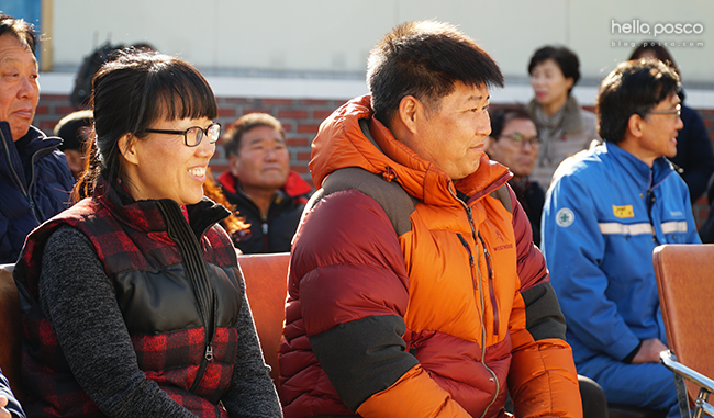 경북 봉화군에서 열린 28번째 포스코 스틸하우스 준공식에 참여한 마을사람들모습