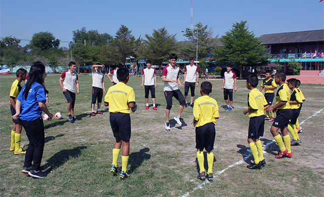 전남드래곤즈 축구단 선수들이 현지 학생들 대상으로 축구클리닉을 진행하는 모습.