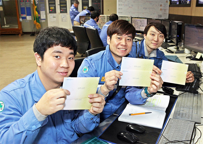 SNNC가 설을 앞두고 임직원들에게 광양사랑상품권카드를 지급해 지역사회와의 상생에 나선모습