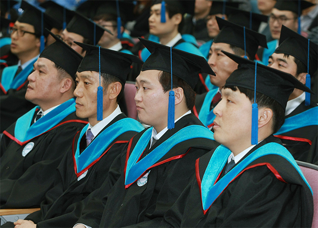 포스코기술대학 2기 졸업생들이 오인환 사장의 축사를 경청하는 모습.