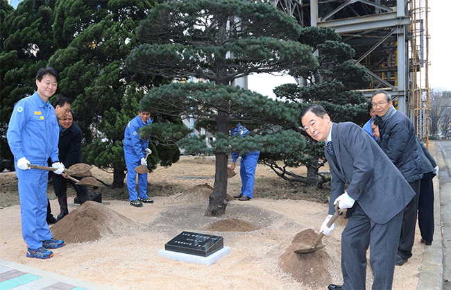 2후판공장 가동 40주년 기념행사에서 오형수 포항제철소장이 기념식수를 하고 있다.