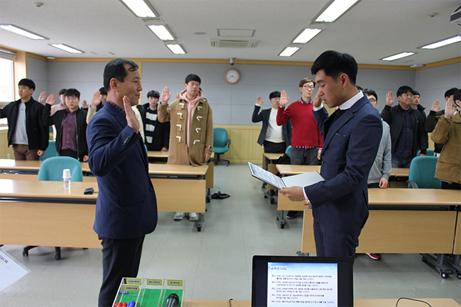 최우빈 기계정비 외주사 취업희망자 교육생 대표가 다짐문을 낭독하는 모습.