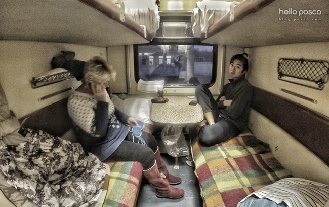 7일간의 시베리아 횡단열차에서 앉아있는 모습