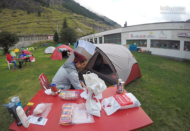 스위스 발레주에 위치한 체르마트(Zermatt)에서 캠핑하는 모습