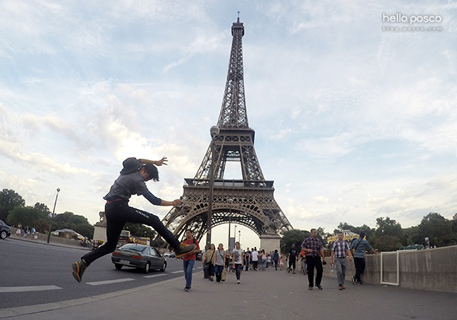 에펠탑 앞에서 점프하고있는 광양 김한솔 신입사원의 모습