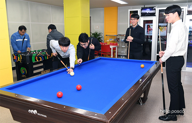 광양제철소 사원들의 휴식모습 당구를 치고있는 모습과 노래방 축구게임이 완비 되어있다. hello,posco blog.posco.com