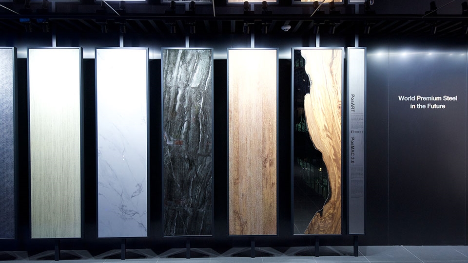 서울 포스코센터 스틸갤러리에 전시되어 있는 포스아트 샘플. 대리석, 나무, 패브릭 등 다양한 소재의 질감을 그대로 구현해낸 것을 직접 확인할 수 있다. 다양한 소재의 세로가 긴 직사각형 모양의 포스아트 셈플 여섯 개가 나란히 늘어서 있다. 