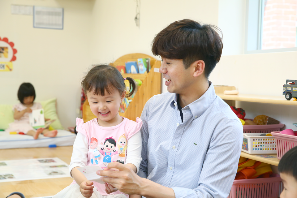 남동우 포항 포스코어린이집 교사가 아이와 놀이시간을 갖고 있다. 