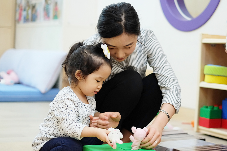 서울 포스코 사내 어린이집 백송이 교사가 아이들과 놀이 시간을 보내는 모습.