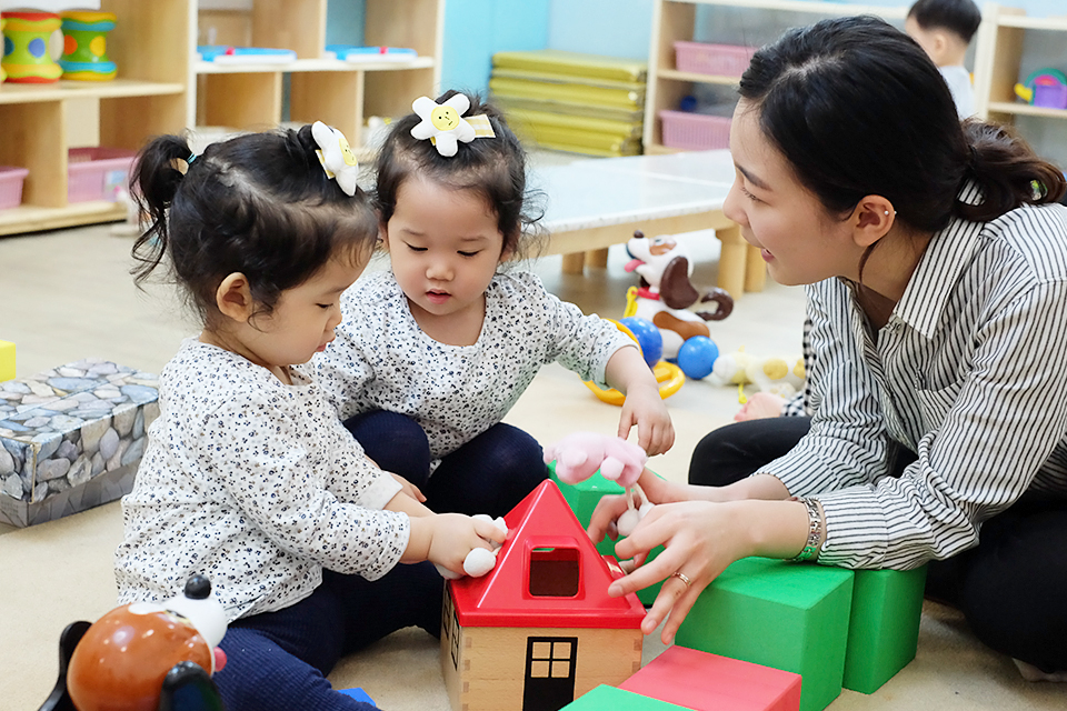 서울 포스코 사내 어린이집 백송이 교사가 아이들과 놀이 시간을 보내는 모습.