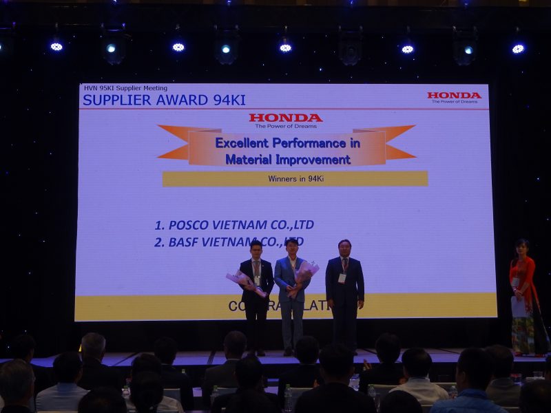 HVN 95KI Supplier Meeting. Supplier Award 94KI. HONDA. The Power of Dreams. Excellent Performance in Material Improvement. Winners in 94KI. 1. POSCO VIETNAM CO.,LTD. 2. BASF VIETNAM CO.,LTD. 포스코베트남에서는 마케팅실장 정영목(부장)이 참석해 수상장면.