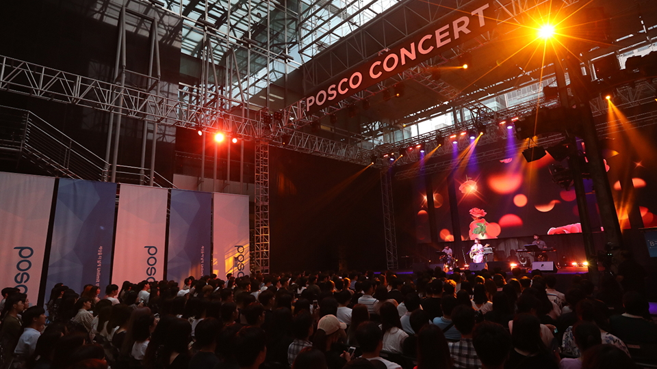 POSCO CONCERT 포스코센터에서 열린 CHEER UP, 청춘! 콘서트 공연 모습. 