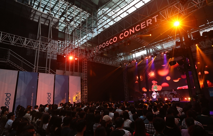 POSCO CONCERT 포스코센터에서 열린 CHEER UP, 청춘!  콘서트 공연 모습. 