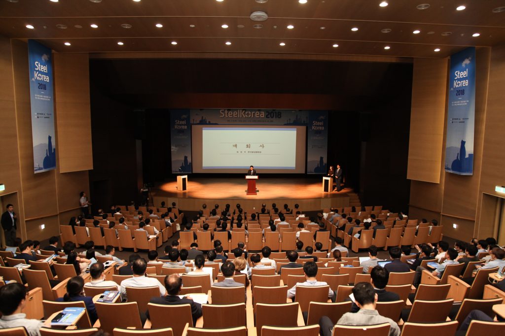  최정우 한국철강협회 회장이 SteelKorea 2018 행사 개회사를 하고 있는 모습 