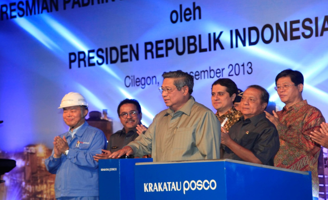 지난 2013년 인도네시아 찔레곤에서 동남아 최초 일관제철소 준공식 모습. 가운데는 수실로 밤방 유도요노(Susilo Bambang Yudhoyono) 인도네시아 前대통령