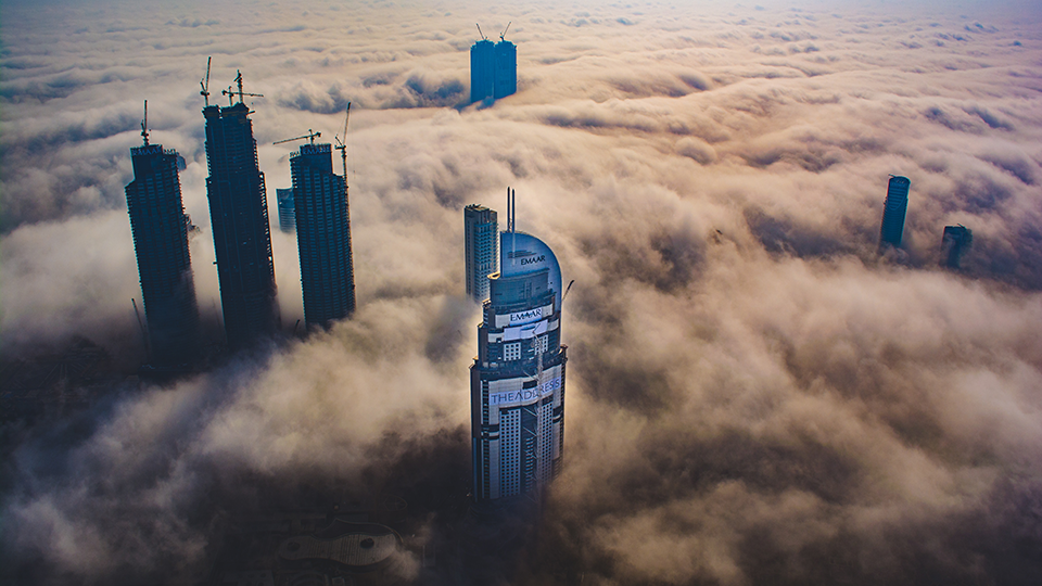 스카이스크래퍼(Skyscraper), 즉 고층 건물이 구름을 넘어 뻗어 있는 모습. 