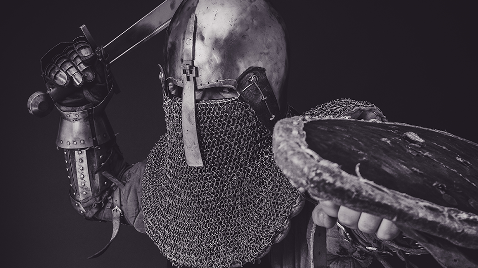 중세 서양의 갑옷과 검, 방패로 무장한 모습.