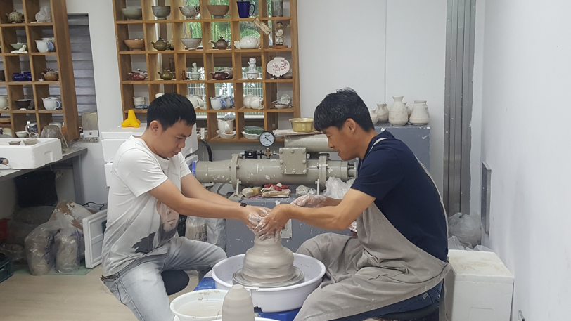 포항 구룡포 패밀리수련원에서 도자기만들기 체험을 하고 있는 인도네시아 크라카타우포스코 소속 렌디(Rendy)사원.