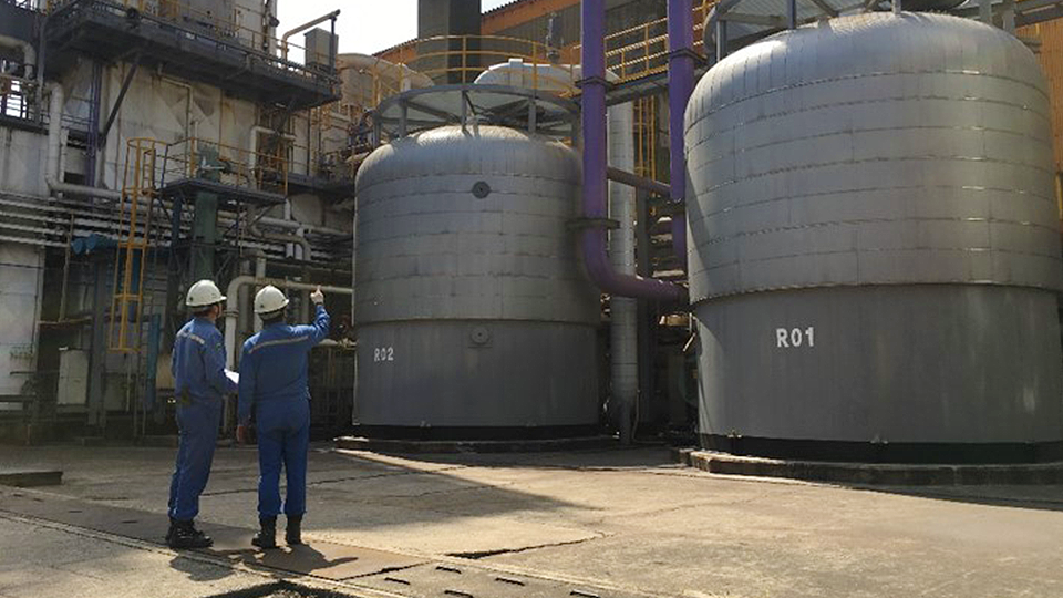 만보중공업과 포스코 직원들이 국산화에 성공한 산소공장의 '흡착기' 설비를 점검하고 있는 모습