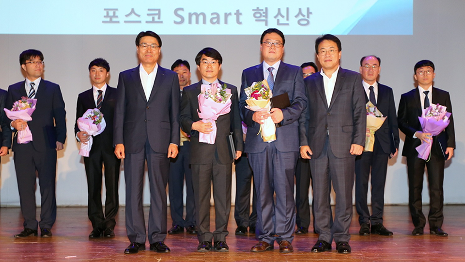 포스코 Smart 혁신상을 수상하는 김병인 교수