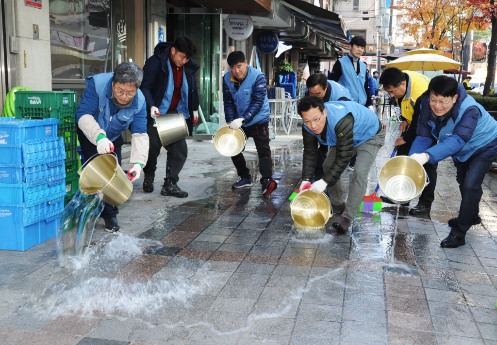 12월 1일 포스코 직원들이 포스코센터 주변 상가 거리를 물청소하고 있다.
