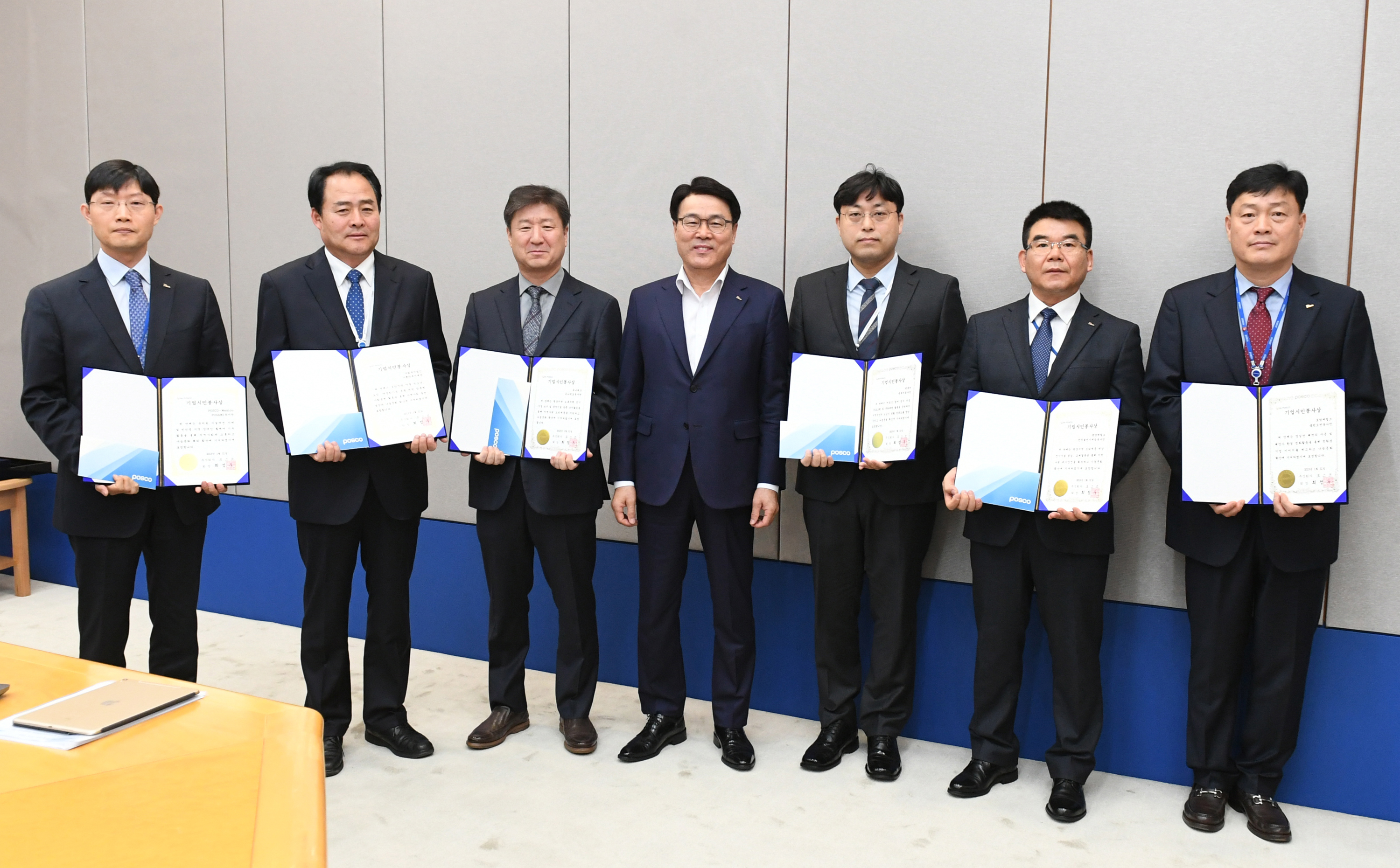 포스코 최정우 회장이 31일 서울 포스코센터에서 기업시민봉사상 첫 수상자들과 함께 기념촬영을 하고 있다. (왼쪽부터) 포스코 김병준 리더(해외법인 POSCO-Mexico의 POSAMI 봉사단 대리 수상), 기쁨의 복지재단 하달상 사무처장, 유니테크 이광용 대표이사, 포스코 최정우 회장, 엔투비 장진성 리더, 포스코 정종태 과장 (광양제철소 반딧불전기재능봉사단), 포스코 김응래 과장 (포항제철소 클린오션봉사단).