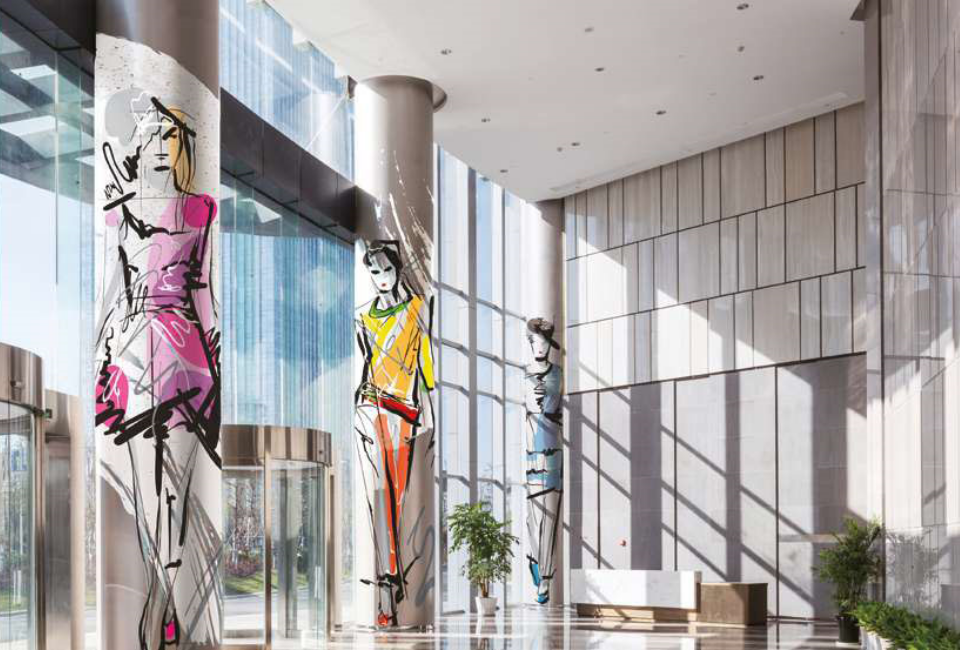 포스아트(PosART)- 햇빛이 들어오는 건물 로비 높은 기둥에 포스아트로 제작된 패션일러스트가 프린팅 되어있는 이미지